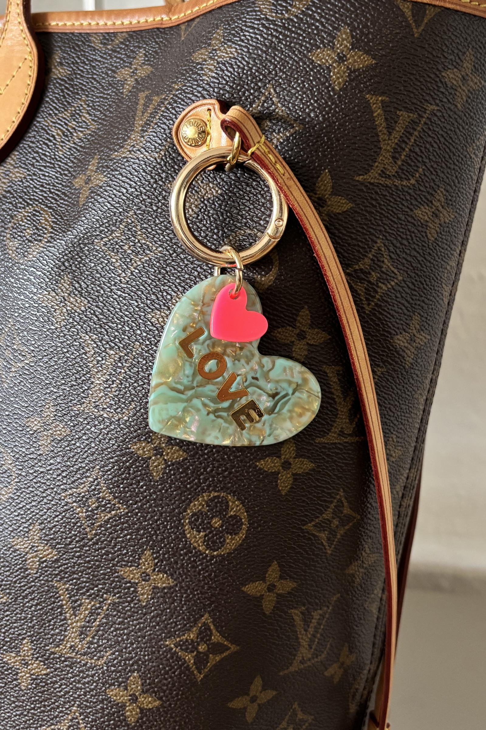Taschenanh&auml;nger * Schl&uuml;sselanh&auml;nger * Herzform * LOVE * gr&uuml;n gold